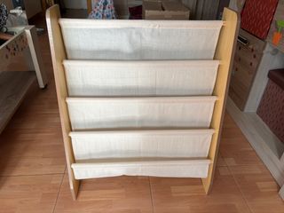 Libreria para cuentos de madera