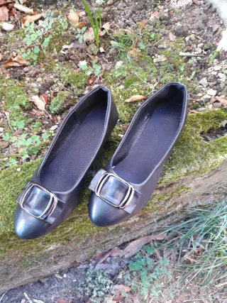 Zapatos negros con hebilla...medio tacón