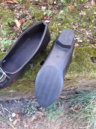 Zapatos negros con hebilla...medio tacón