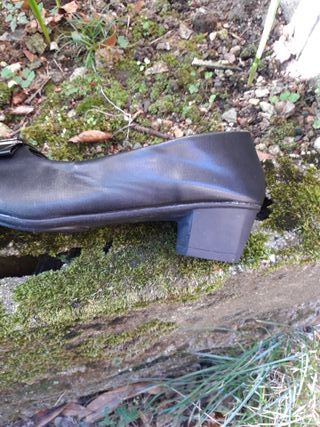 Zapatos negros con hebilla...medio tacón