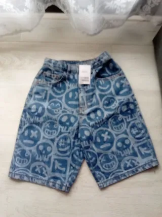 Pantalón corto vaquero con estampado