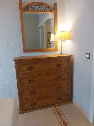 Cómoda de madera con espejo