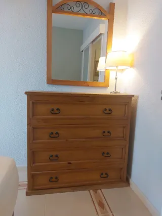 Cómoda de madera con espejo