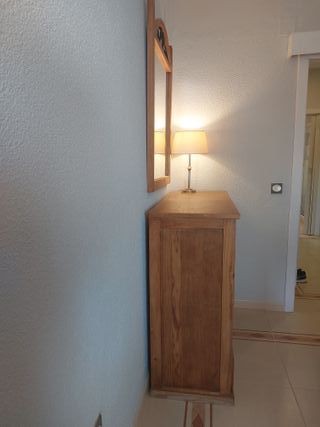 Cómoda de madera con espejo