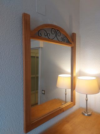 Cómoda de madera con espejo