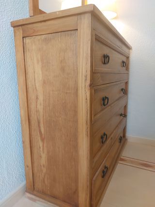 Cómoda de madera con espejo