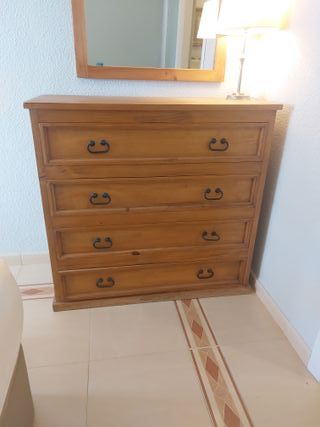 Cómoda de madera con espejo