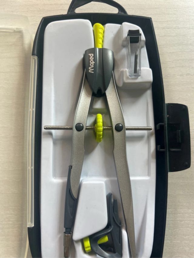 Compás Maped con estuche