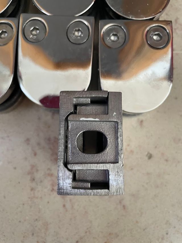 Staffe metalliche per il fissaggio del vetro