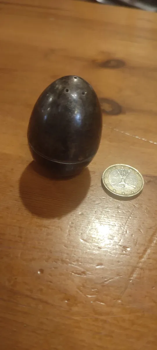 Salero antiguo de plata forma de huevo tentetieso