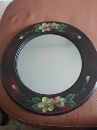 Specchio rotondo decorato con fiori
