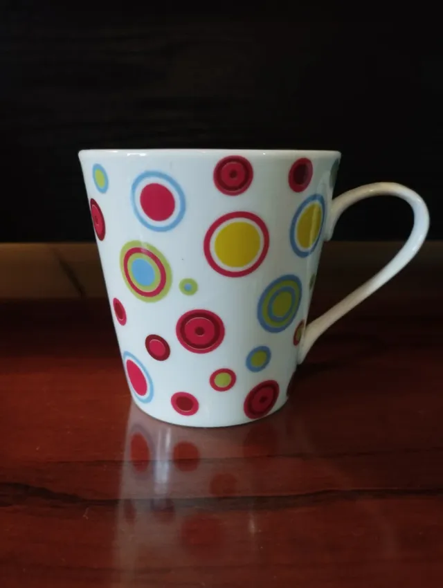 Taza pop con círculos multicolor
