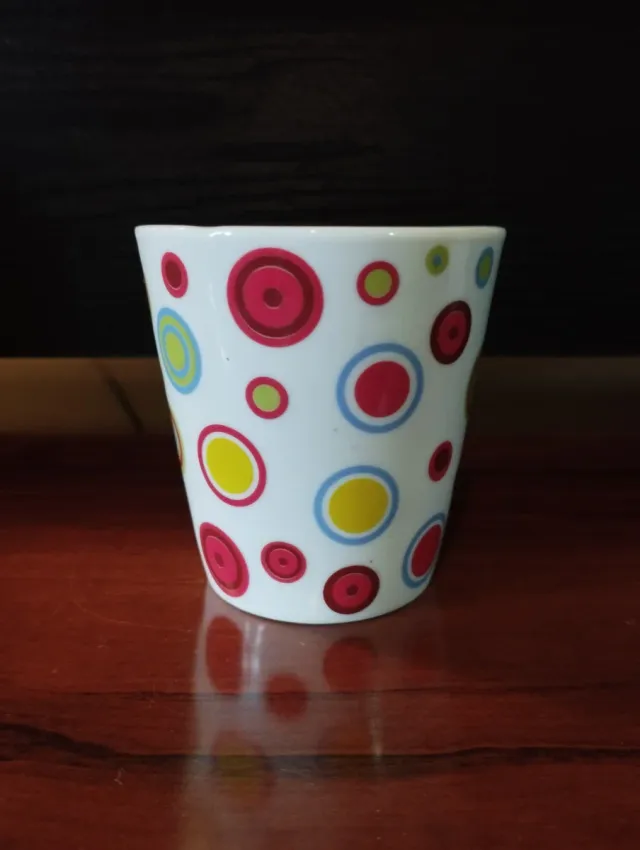 Taza pop con círculos multicolor