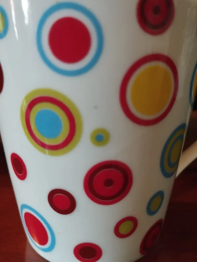 Taza pop con círculos multicolor