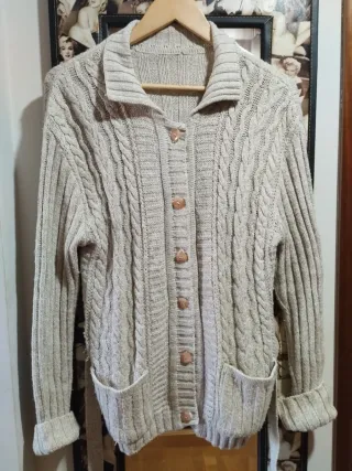 Chaqueta de punto beige con cinturón y bolsillos