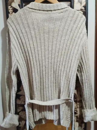 Chaqueta de punto beige con cinturón y bolsillos