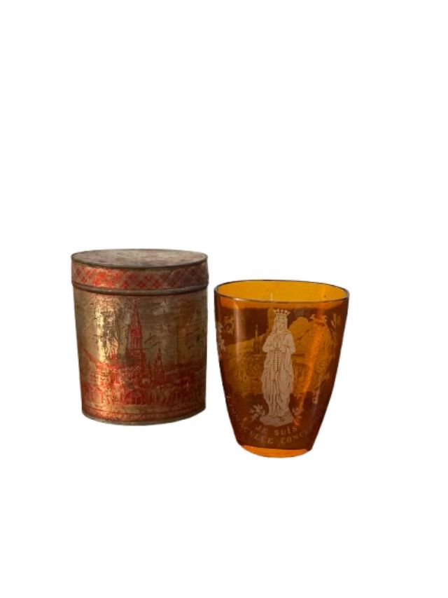 Raro vaso de faltriquera de la Virgen de Lourdes.