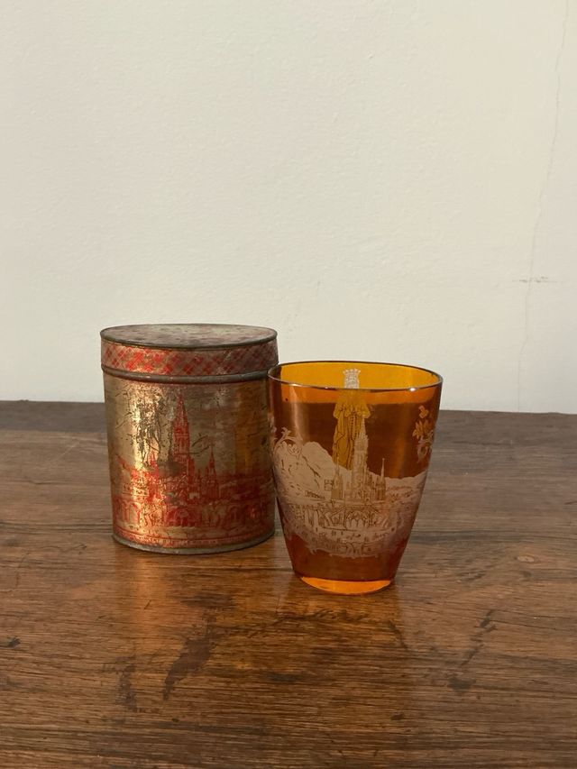 Raro vaso de faltriquera de la Virgen de Lourdes.