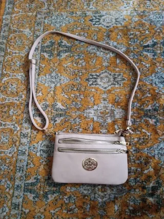 Bolso rosa mujer con detalles dorados