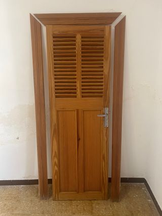 Puerta interior de madera con lamas