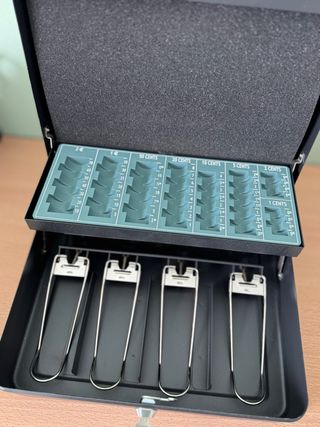 Caja de dinero metálica con organizador