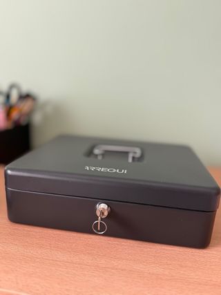 Caja de dinero metálica con organizador