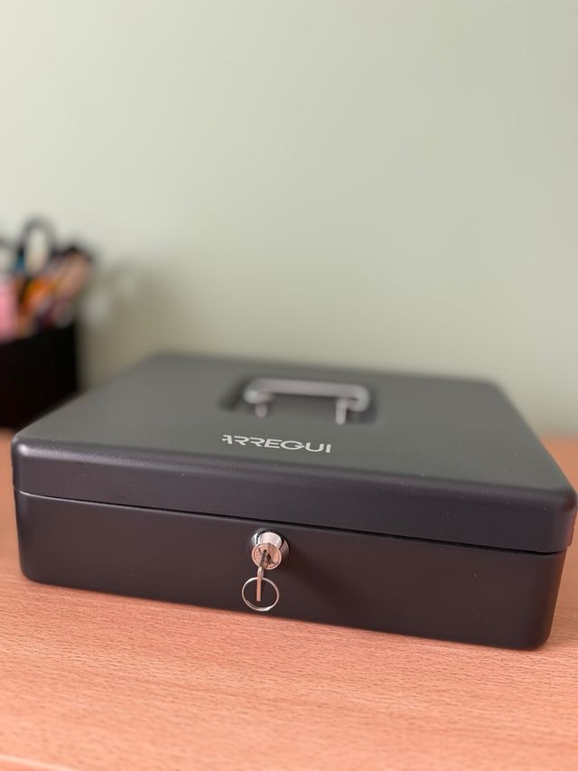 Caja de dinero metálica con organizador