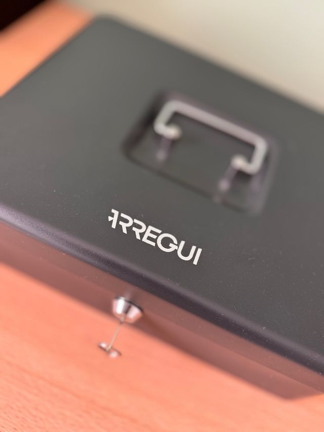 Caja de dinero metálica con organizador