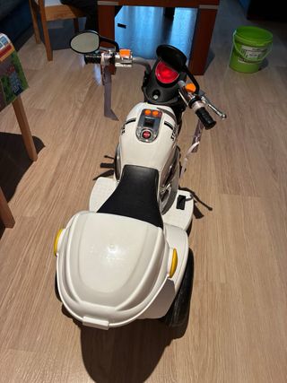 Moto eléctrica infantil tipo Vespa