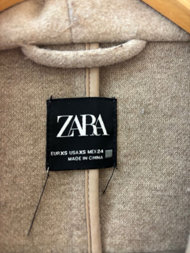 Abrigo Zara Gris con Capucha y Cinturón