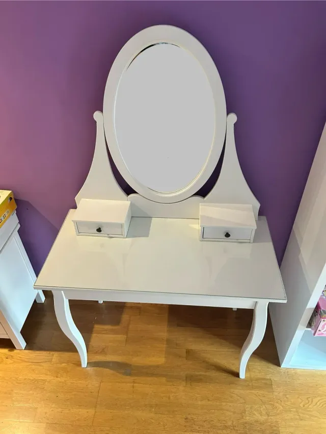 Tocador IKEA HEMNES blanco.
Regalo lámpara  techo.