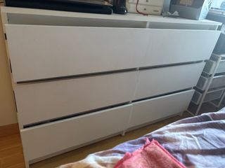 Cómoda blanca de madera