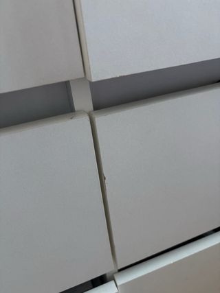 Cómoda blanca de madera