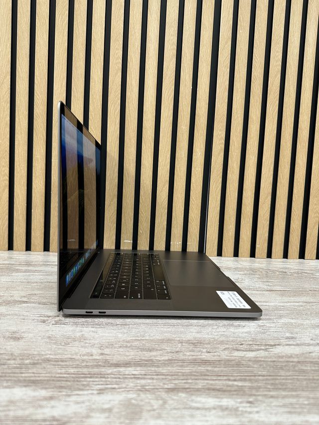 MacBook Pro 15" 2019 i7 16gb 500gb SSD