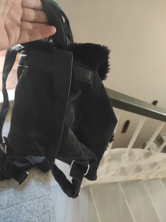 Mochila negra de pana