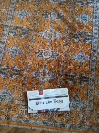 Bolso estampado periódico con cadena dorada