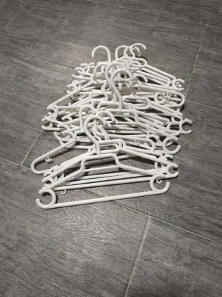 Lote de perchas para ropa de niñ@s
