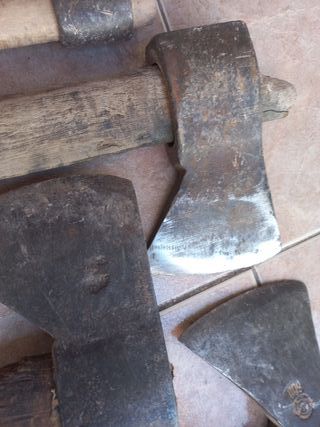 Hachas: grande 35€, media 20€ y las demás 17€/ud