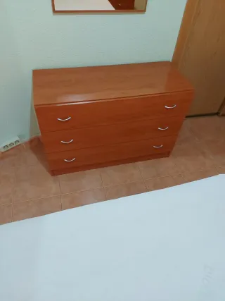 Cómoda de madera para dormitorio