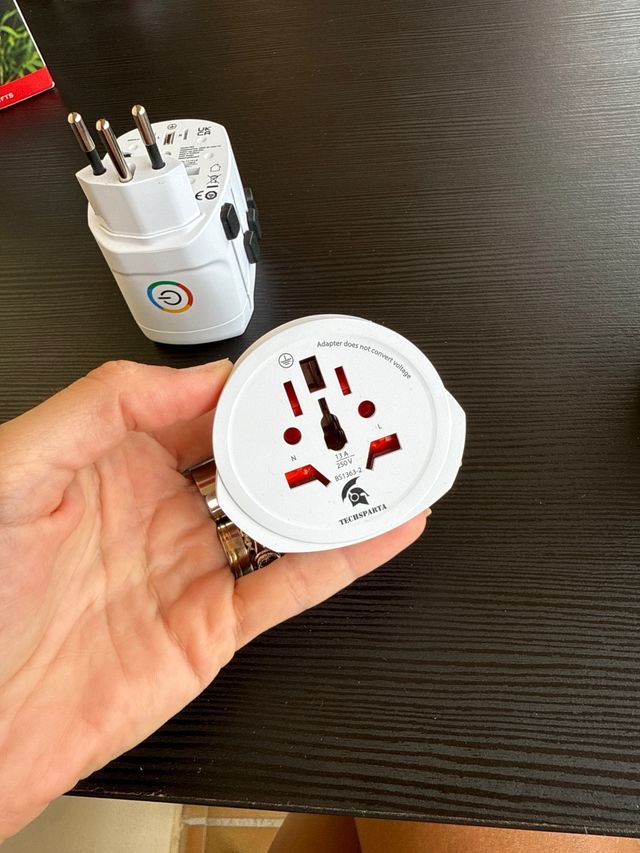 Adaptador de viaje universal SKROSS