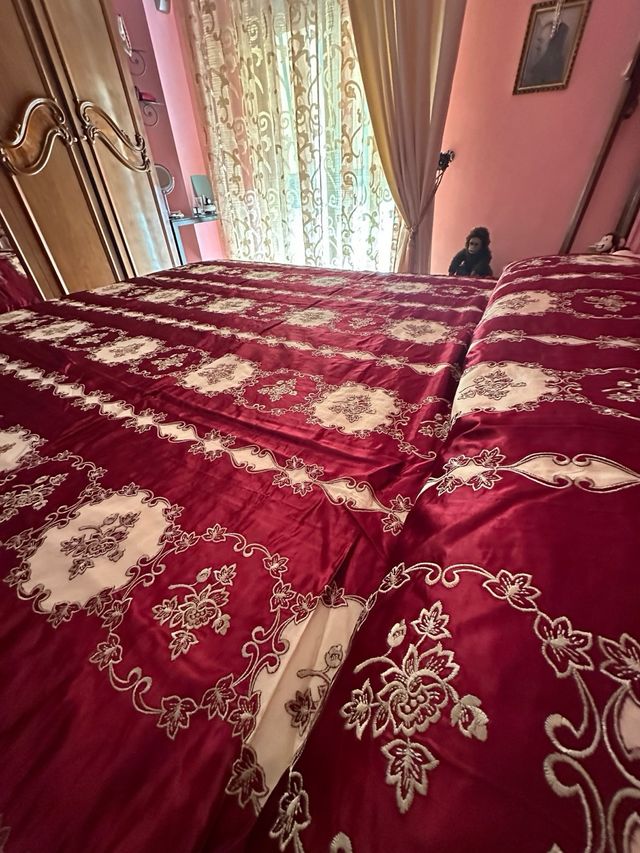 Copriletto antico decorato oro e rosso