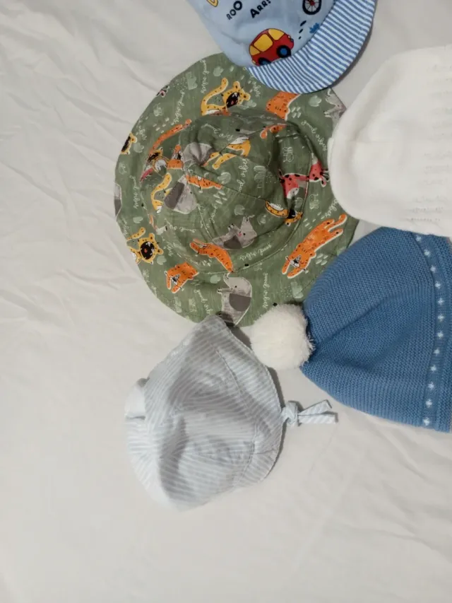 Lote 5 gorritos de bebé