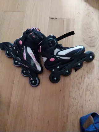 Patines en línea negros y rosas