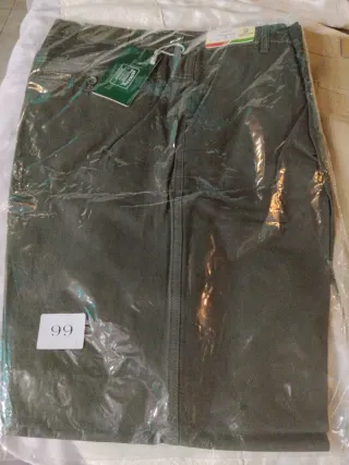 Pantalones beige, marrón y verde