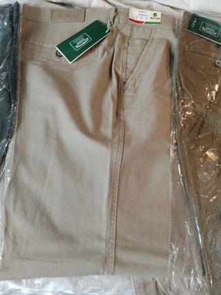 Pantalones beige, marrón y verde