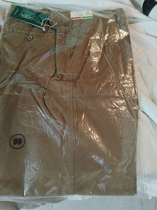 Pantalones beige, marrón y verde