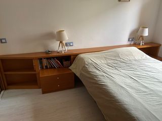 Cabezal de cama de madera con estanterías