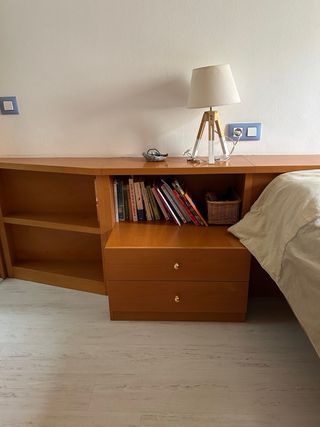 Cabezal de cama de madera con estanterías