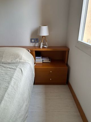 Cabezal de cama de madera con estanterías
