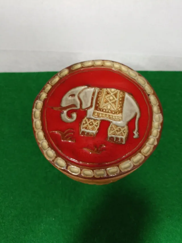 Caja barro cocido y esmalte con elefante.